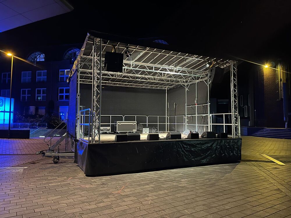 Mobile Bühne bei einem Open-Air-Event